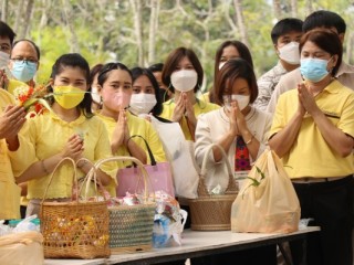 พิธีทำบุญตักบาตร พระสงฆ์จำนวน 9 รูป  เนื่องในวันคล้ายวันพระราชสมภพของพระบาทสมเด็จพระบรมชนกาธิเบศร มหาภูมิพลอดุลยเดชมหาราช บรมนาถบพิตร วันชาติ และวันพ่อแห่งชาติ ประจำปี 2565 