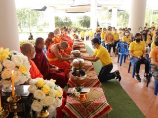 พิธีทำบุญตักบาตร พระสงฆ์จำนวน 9 รูป  เนื่องในวันคล้ายวันพระราชสมภพของพระบาทสมเด็จพระบรมชนกาธิเบศร มหาภูมิพลอดุลยเดชมหาราช บรมนาถบพิตร วันชาติ และวันพ่อแห่งชาติ ประจำปี 2565 