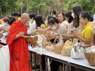 ร่วมพิธีทำบุญตักบาตรข้าวสารอาหารแห้ง เนื่องในโอกาสฉลองพระชนมายุ 8 รอบ สมเด็จพระสังฆราช สกลมหาสังฆปริณายก