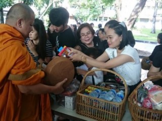 พิธีทำบุญตักบาตร เนื่องในวันสวรรคตของพระบาทสมเด็จพระปรมินทรมหาภูมิพลอดุลยเดช  บรมนาถบพิตร 13 ตุลาคม 2560