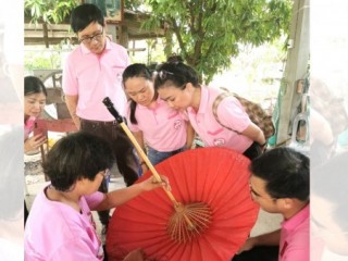 มทร.ล้านนา ร่วมกับ ธนาคารออมสิน ภาค 8 ลงพื้นที่ติดตามผลการดำเนินโครงการยกระดับศูนย์หัตถกรรมร่มโบราณ (จ้องแดงบ้านดอนเปา) โครงการย่อยภายใต้ โครงการออมสินยุวพัฒน์รักษ์ถิ่น (มทร.ล้านนา) ประจำปี 2566