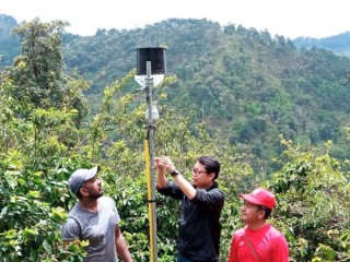 เข้าร่วมลงพื้นที่ให้ความรู้กับนักวิจัยและเกษตรกรสำหรับการติดตั้งเครื่องวัดสภาพอากาศ ในสวนกาแฟ ณ บ้านแม่จันหลวง อ.แม่ฟ้าหลวง จ.เชียงราย 