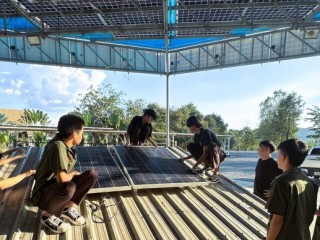 นักศึกษามาลงปฏิบัติงานติดตั้งโซลาร์เซลล์บนหลังคา (Solar rooftop) 