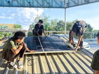 นักศึกษามาลงปฏิบัติงานติดตั้งโซลาร์เซลล์บนหลังคา (Solar rooftop) 